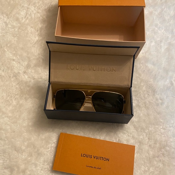 Louis Vuitton Unisex Sunglass - Picture 6 of 10